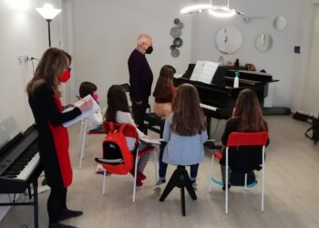 L’arte musicale tra gioco e formazione: il maestro Rebaudengo ospite dei “Piccoli Musici”