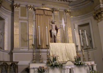 Pasqua: il rito del Cristo Risorto nella chiesa di Santa Maria maggiore