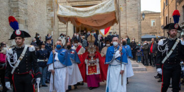 La Sacra Spina torna in processione per le vie della città, Forte: «Preghiamo per la pace»