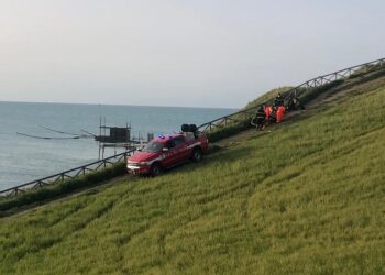Punta Aderci, vigili del fuoco e 118 salvano escursionista e lo portano in ospedale