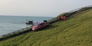 Punta Aderci, vigili del fuoco e 118 salvano escursionista e lo portano in ospedale