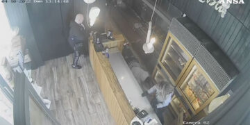 Sparatoria in un locale di piazza Salotto a Pescara, un ferito