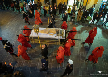 Dopo due anni torna la processione del Venerdì Santo: «Nella follia delle guerre si torna a crocifiggere Cristo»