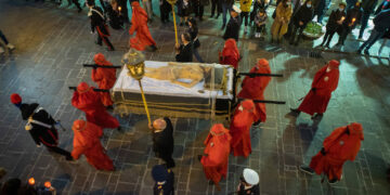 Dopo due anni torna la processione del Venerdì Santo: «Nella follia delle guerre si torna a crocifiggere Cristo»