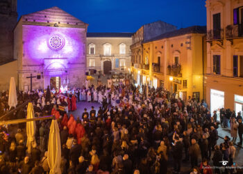 Dopo due anni torna la processione del Venerdì Santo: «Nella follia delle guerre si torna a crocifiggere Cristo»