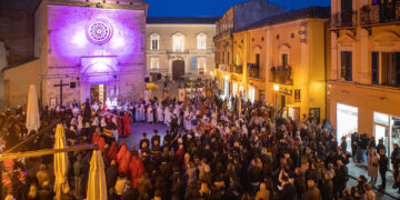 Dopo due anni torna la processione del Venerdì Santo: «Nella follia delle guerre si torna a crocifiggere Cristo»