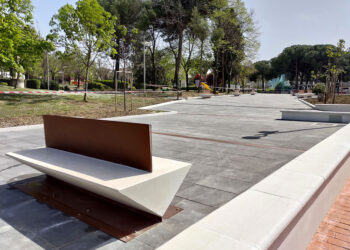 Panchine “affilate” e verde risicato, la “nuova” villa di San Salvo fa discutere