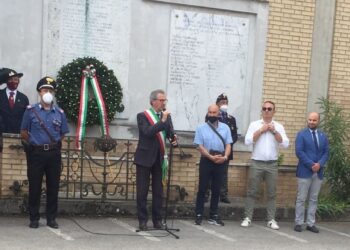 La città commemora il 24 maggio dinanzi al monumento per gli studenti caduti