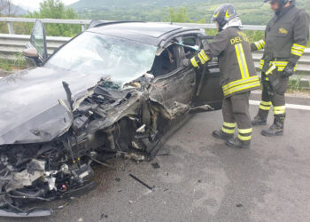 Impatto tra Audi A3 e autocarro sulla “Trignina”, tre feriti