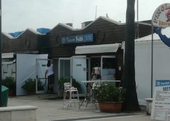 Principio d’incendio in un locale del lungomare, testimoni vedono persona fuggire. Menna: «Gesto vile e barbaro»