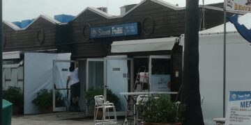 Principio d’incendio in un locale del lungomare, testimoni vedono persona fuggire. Menna: «Gesto vile e barbaro»