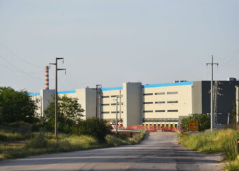 Amazon San Salvo, compare l’insegna, ma l’apertura slitta di due mesi