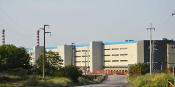 Amazon San Salvo, compare l’insegna, ma l’apertura slitta di due mesi