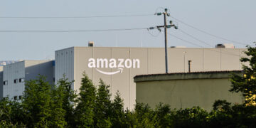 Amazon San Salvo, compare l’insegna, ma l’apertura slitta di due mesi