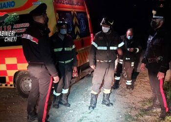 Va in cerca di asparagi e precipita in un dirupo, 75enne salvato da carabinieri e vigili del fuoco