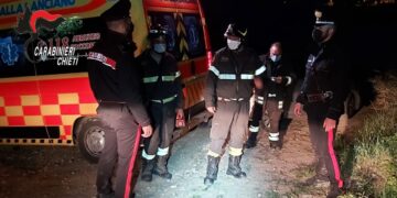 Va in cerca di asparagi e precipita in un dirupo, 75enne salvato da carabinieri e vigili del fuoco