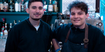 Mario, Lucas e il loro bar “inclusivo”: «La nostra opportunità di restare a Vasto»