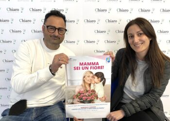 Tornano le Azalee della ricerca: «Fate un regalo alle mamme e sostenete l’Airc»