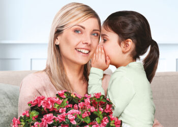 Festa della mamma, volontari Airc in piazza con le Azalee della ricerca