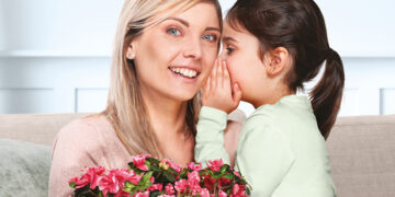 Festa della mamma, volontari Airc in piazza con le Azalee della ricerca