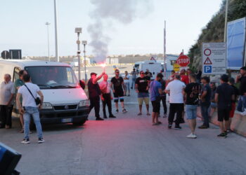 Pescatori bloccano il porto di Punta Penna: «Il costo del gasolio ci ha affondato»