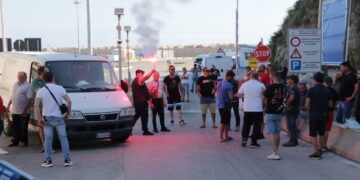 Pescatori bloccano il porto di Punta Penna: «Il costo del gasolio ci ha affondato»
