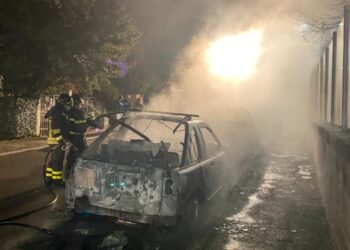 Tre auto a fuoco a Canosa Sannita nella notte di Santo Stefano: carabinieri denunciano un 60enne
