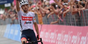 Giro d’Italia, Giulio Ciccone vince in solitaria sul traguardo di Cogne