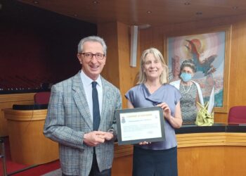 Maria Rita D’Orsogna premiata in Comune per le sue battaglie ambientaliste