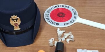 Controlli antidroga nelle scuole, il cane Ayrton scova hashish negli zaini