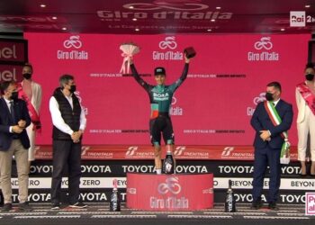Giro d’Italia: sul Blockhaus trionfa l’australiano Jay Hindley