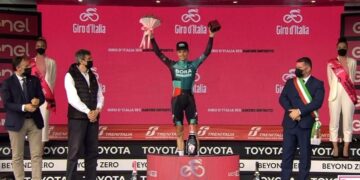 Giro d’Italia: sul Blockhaus trionfa l’australiano Jay Hindley
