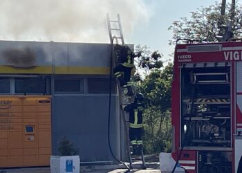 Incendio nell’area di servizio di Punta Penna, vigili del fuoco sul tetto per domare il rogo