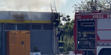 Incendio nell’area di servizio di Punta Penna, vigili del fuoco sul tetto per domare il rogo