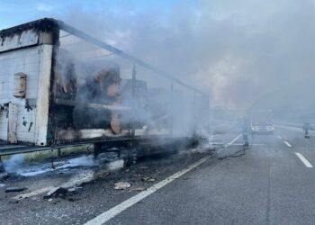 Due camion in fiamme sul tratto vastese dell’A14, carico distrutto