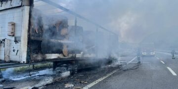 Due camion in fiamme sul tratto vastese dell’A14, carico distrutto