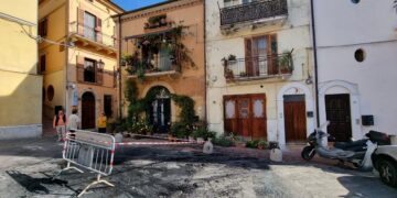 A fuoco due auto nella notte in largo del Malvò