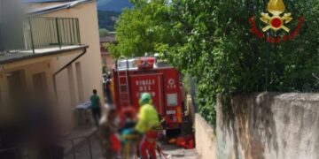 Auto sfonda il cancello e finisce nel cortile dell’asilo: morto un bambino, cinque feriti