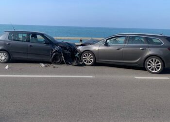 Due incidenti in poche ore sulla statale 16: otto feriti. Automobilista soccorso in eliambulanza