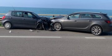 Due incidenti in poche ore sulla statale 16: otto feriti. Automobilista soccorso in eliambulanza