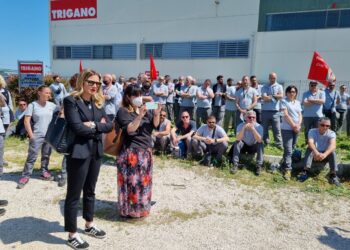 Marcozzi al presidio Trigano: «Giunta assente, porto il caso in consiglio regionale»