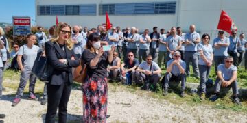 Marcozzi al presidio Trigano: «Giunta assente, porto il caso in consiglio regionale»