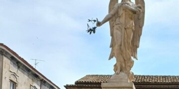 «Questo monumento di cent’anni fa è l’altare laico che racchiude il senso delle vite e del loro sacrificio»