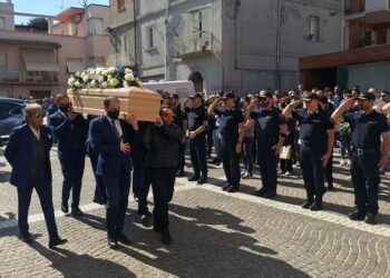 Il picchetto d’onore delle guardie giurate per l’ultimo saluto a Donato