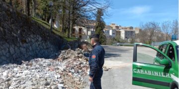 Gestione illecita e abbandono di rifiuti: carabinieri forestali denunciano tre persone