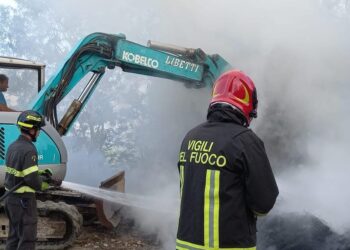 Castelguidone, a fuoco cumuli di rifiuti in un’area lungo la sp198