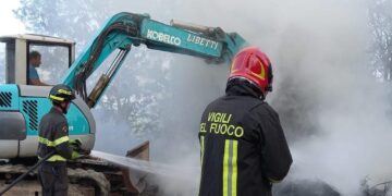 Castelguidone, a fuoco cumuli di rifiuti in un’area lungo la sp198