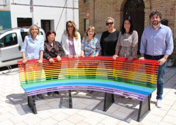 Giornata contro l’omofobia: a San Salvo inaugurata la panchina arcobaleno