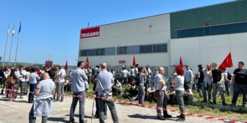 «Vogliamo solo lavorare»: i dipendenti della Trigano scioperano contro il blocco della produzione
