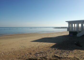Il ripascimento salverà la stagione estiva, ma l’erosione continua a minacciare la spiaggia